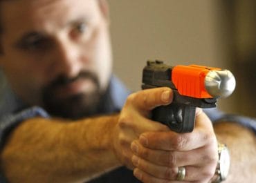 El uso de armas no letales por parte de Vigilantes de Seguridad.
